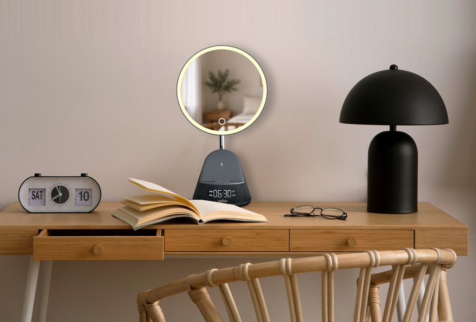 5-in-1-Radiowecker mit Spiegel, Bluetooth-Lautsprecher und kabellosem Ladegerät