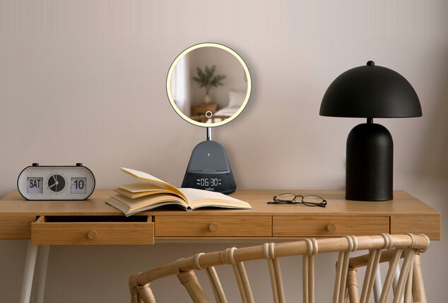 5-in-1-Radiowecker mit Spiegel, Bluetooth-Lautsprecher und kabellosem Ladegerät