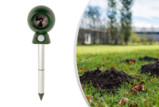 Battery-powered ultrasonic animal repeller with up to 70m² range