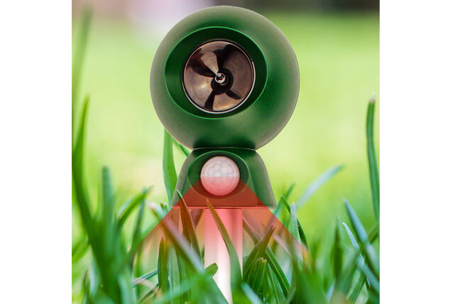 Battery-powered ultrasonic animal repeller with up to 70m² range