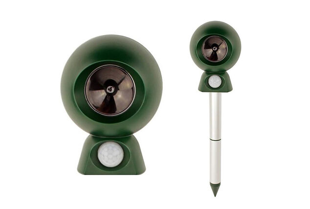 Battery-powered ultrasonic animal repeller with up to 70m² range