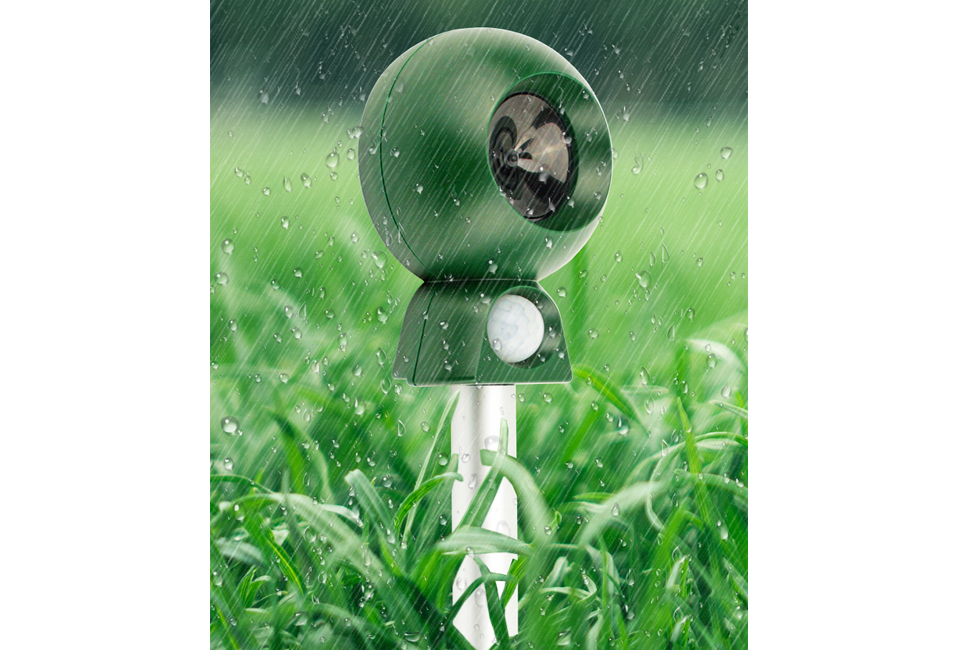 Battery-powered ultrasonic animal repeller with up to 70m² range