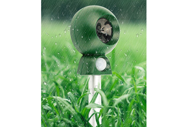 Battery-powered ultrasonic animal repeller with up to 70m² range