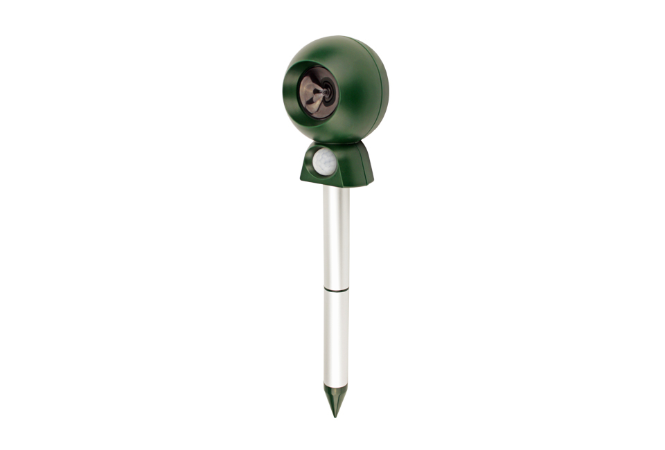 Battery-powered ultrasonic animal repeller with up to 70m² range