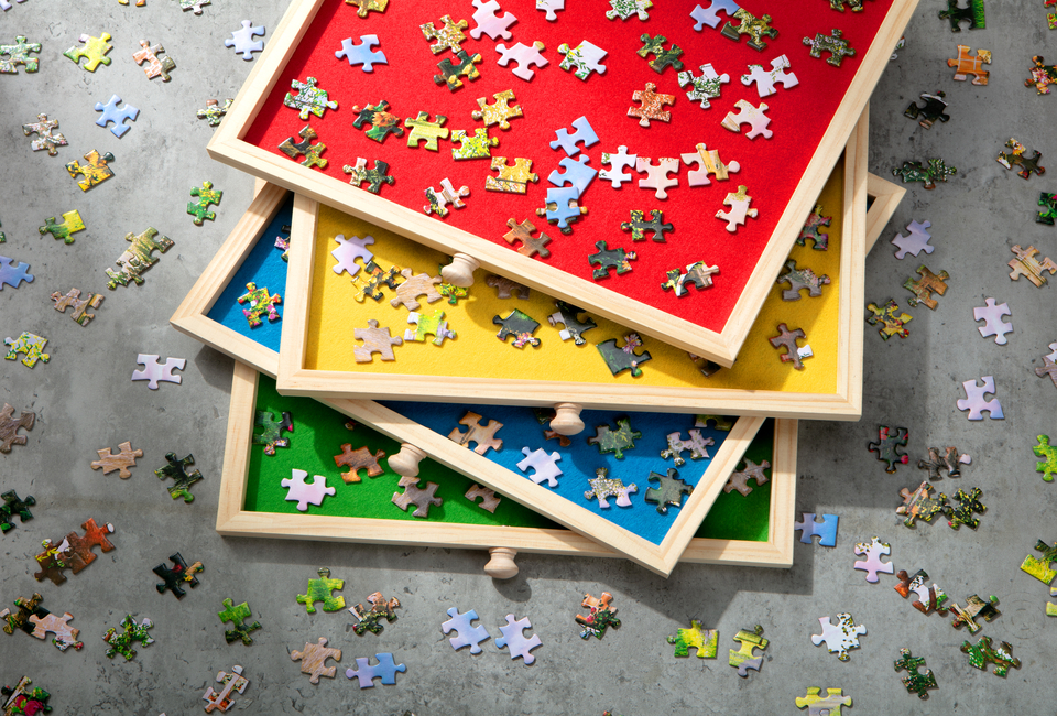 Prático tabuleiro de puzzle com gavetas